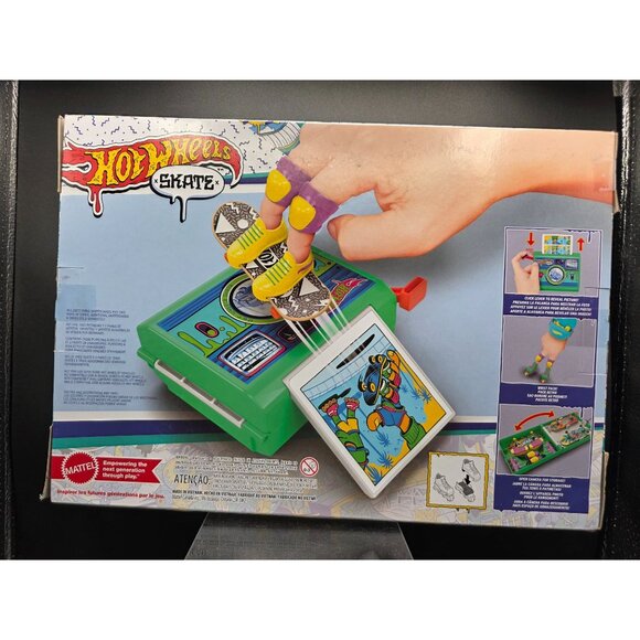 Hot Wheels Skate 90s Rewind & Grind Pack Fingerboard Playset - Picture 4 of 6